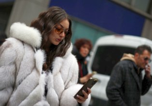 Η βιομηχανία της μόδας γυρίζει την πλάτη στην αληθινή γούνα