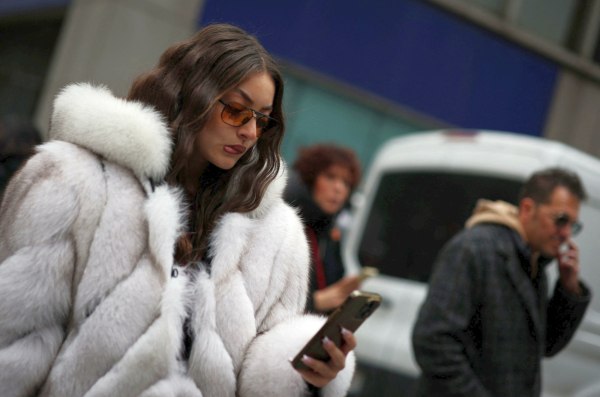 Η βιομηχανία της μόδας γυρίζει την πλάτη στην αληθινή γούνα