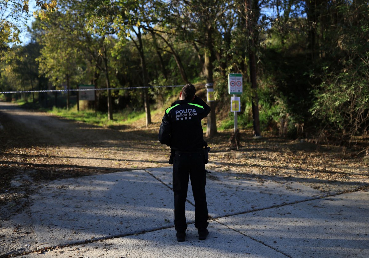 Αστυνομικός επιτηρεί τη ζώνη αποκλεισμού στο Μπελατέρα την Δευτέρα 1 Δεκεμβρίου (Reuters)