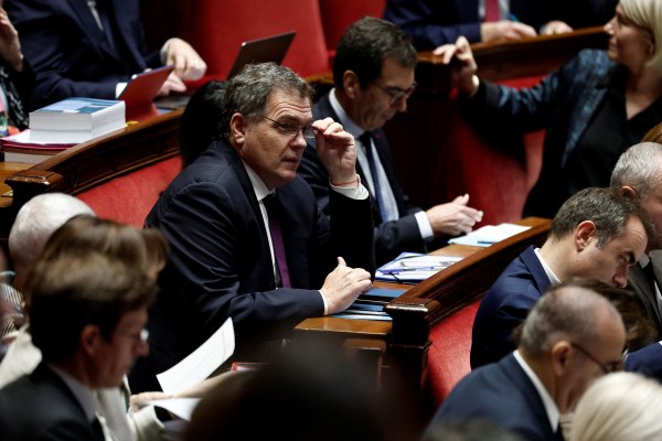 Η Γαλλία κινδυνεύει να μείνει χωρίς προϋπολογισμό – Ο Εντουάρ Φιλίπ δεν θα ψηφίσει την κοινωνική ασφάλιση