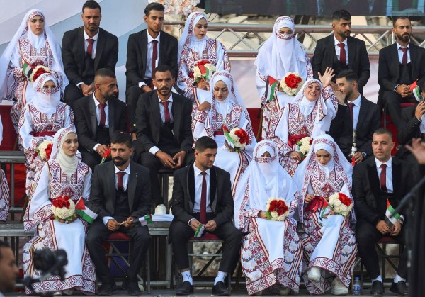 Μαζικός γάμος στη Γάζα γιορτάζει τη νέα ζωή μετά από χρόνια σφαγής και τραγωδίας