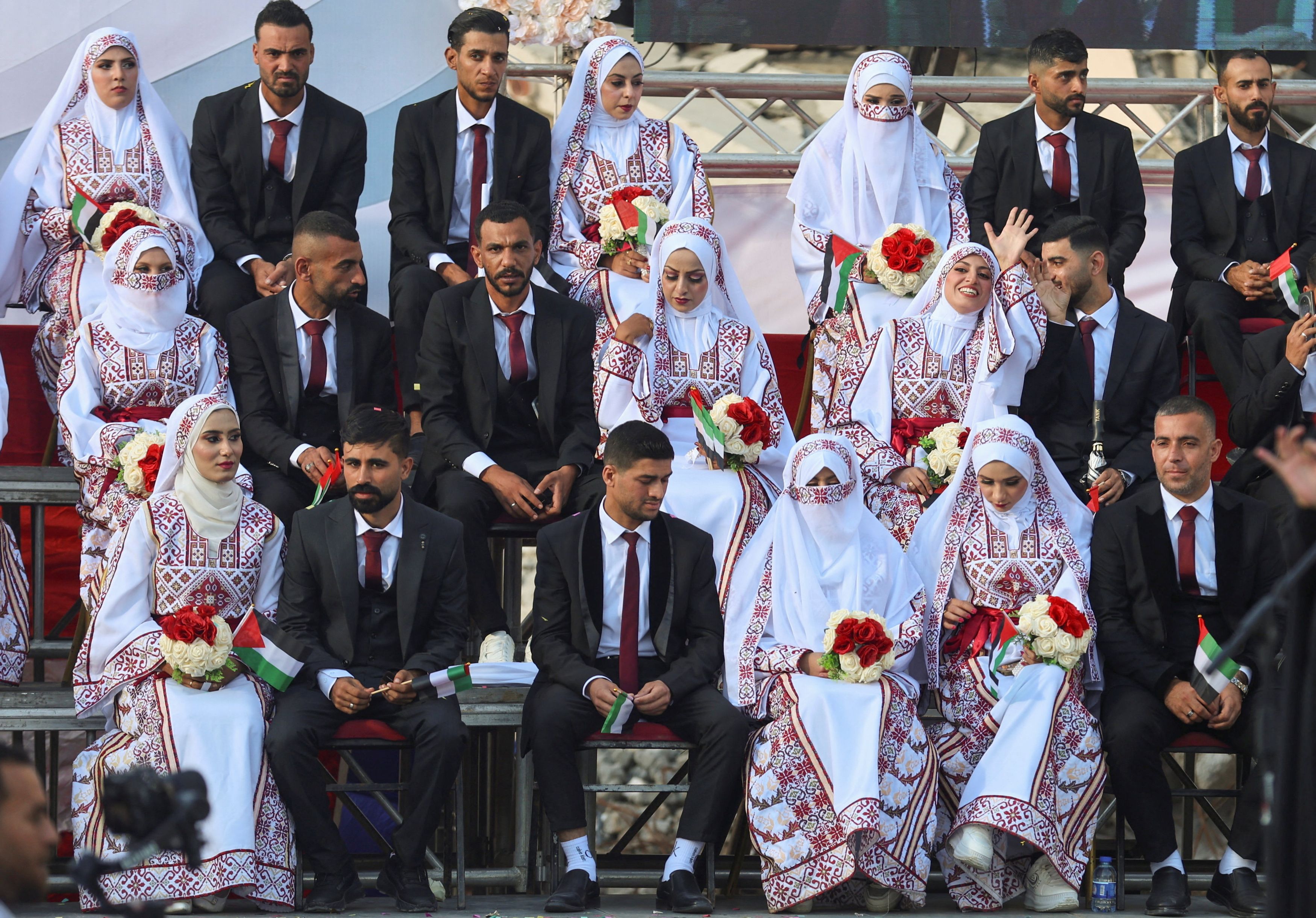 Μαζικός γάμος στη Γάζα γιορτάζει τη νέα ζωή μετά από χρόνια σφαγής και τραγωδίας