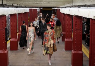 Η Chanel μετέτρεψε εγκαταλελειμμένο σταθμό του μετρό της Νέας Υόρκης σε «κινηματογραφική» πασαρέλα