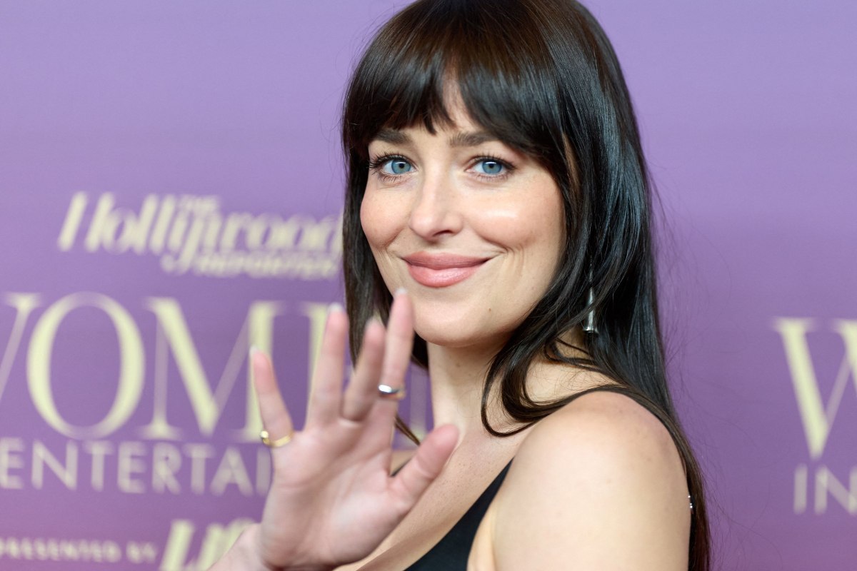 Έξι μήνες «θλίψης» ήταν αρκετές: Είναι ο 28χρονος μουσικός Role Model η νέα σχέση της Ντακότα Τζόνσον;