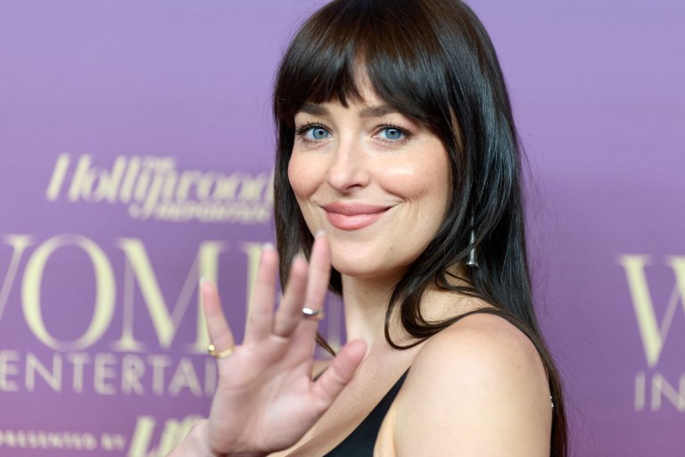 Έξι μήνες «θλίψης» ήταν αρκετές: Είναι ο 28χρονος μουσικός Role Model η νέα σχέση της Ντακότα Τζόνσον;