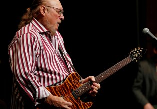 «Η μουσική του θα τον κρατήσει ζωντανό για πάντα»: Πέθανε ο «πανταχού παρών» θρύλος της κιθάρας Στιβ Κρόπερ