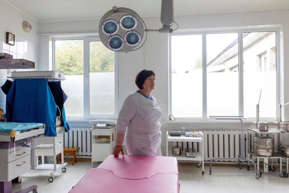 Η 57χρονη Ίνα Αντόνιουκ, είναι διευθύντρια στη μοναδική μαιευτική κλινική του Χόστσα (Reuters/Thomas Peter)