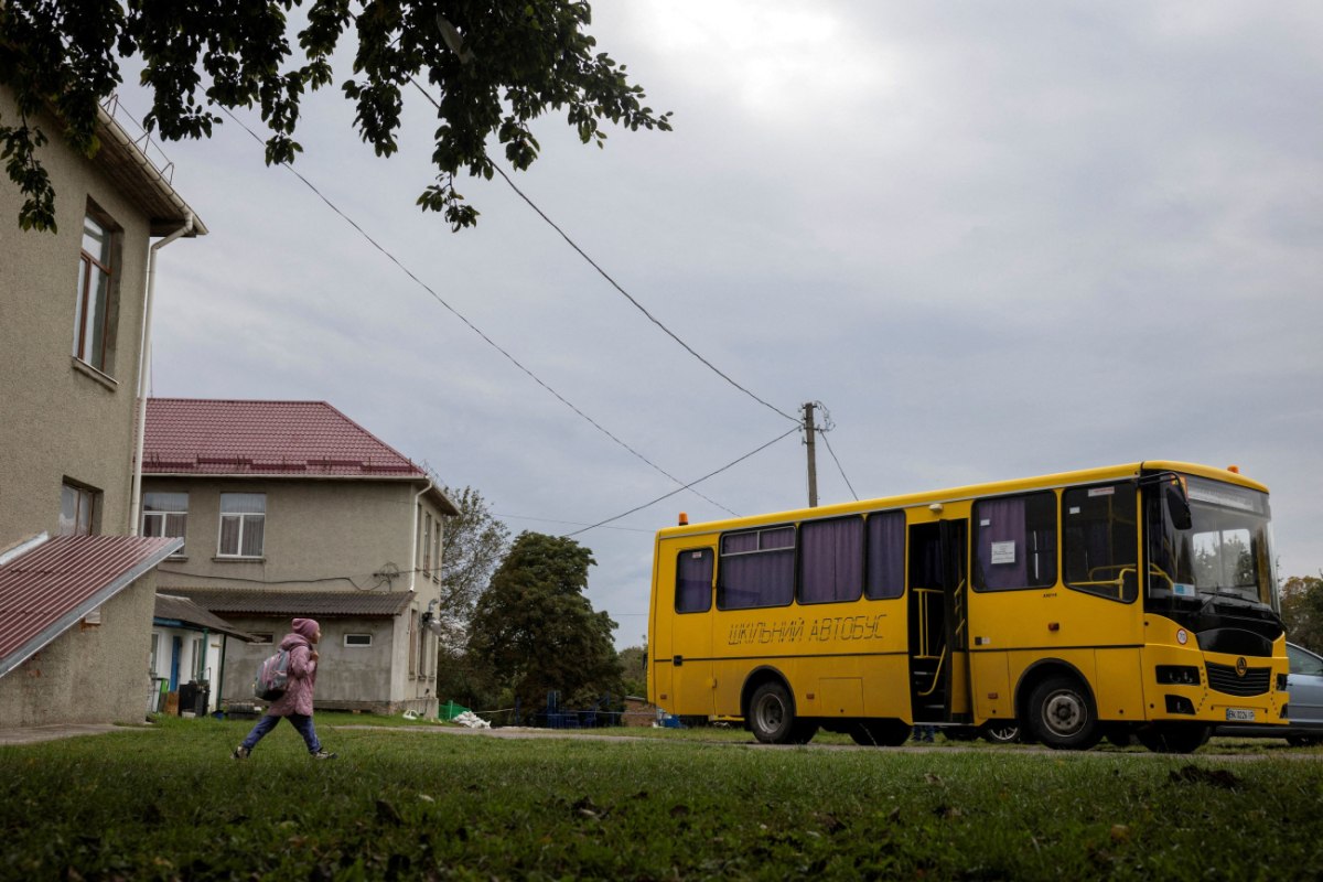 Ελάχιστοι μαθητές φοιτούν πλέον στο μοναδικό γυμνάσιο που απομένει στο Χόστσα (Reuters/Thomas Peter)