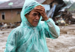 Ινδονησία: Πάνω από 900 οι νεκροί από τις πλημμύρες – Στους 400 ανέρχονται οι αγνοούμενοι