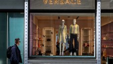 Σοκ στη Versace: Αποχωρεί ο καλλιτεχνικός διευθυντής Dario Vitale λίγο μετά την εξαγορά–μαμούθ από την Prada