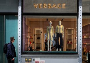 Σοκ στη Versace: Αποχωρεί ο καλλιτεχνικός διευθυντής Dario Vitale λίγο μετά την εξαγορά–μαμούθ από την Prada