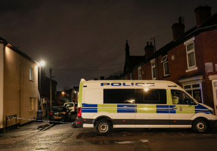 «Υπόθεση Πελικό» στη Βρετανία: Αντιμέτωπος με 56 αδικήματα ο άνδρας που νάρκωνε και βίαζε τη σύζυγό του