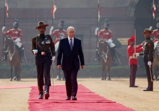 Πούτιν: Θερμή υποδοχή του Ρώσου προέδρου στην Ινδία – Στο επίκεντρο το πετρέλαιο, υπό την πίεση των ΗΠΑ