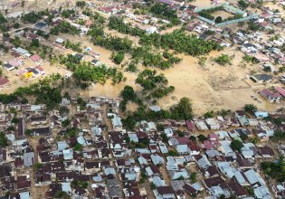 Πώς οι σφοδρές καταιγίδες και η κλιματική κρίση προκάλεσαν τις θανατηφόρες πλημμύρες στην Ασία