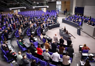 Γερμανία: Δια πυρός και σιδήρου ο Μερτς – Το αμφιλεγόμενο νομοσχέδιο που έθεσε σε δοκιμασία την κυβέρνηση