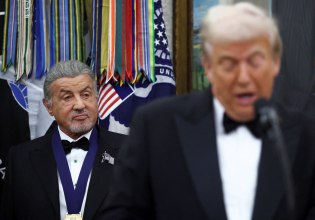 Γκέινορ, Σταλόνε, Kiss και Κρόφορντ: Οι καλλιτέχνες που βραβεύτηκαν σε ένα Kennedy Center που αλλάζει