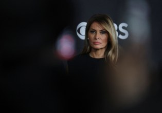 Η Μελάνια Τραμπ πίσω από τα φώτα: Η επιστροφή στον Λευκό Οίκο, τα 40 εκατ. δολάρια και η guest εμφάνιση της βασίλισσας Ράνια της Ιορδανίας