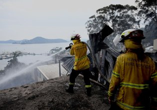 Αυστραλία: Δασικές πυρκαγιές κατέκαψαν σπίτια – Νεκρός ένας πυροσβέστης