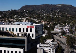 Αγωγή-φρένο στη mega–εξαγορά: Καταναλωτής ζητά να μπλοκαριστεί το deal των 72 δισ. της Netflix για τη Warner Bros