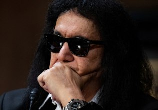 Προκαλεί ο Τζιν Σίμονς: «Χειρότερα κι από σκλάβους» αμείβονται οι μουσικοί – Σφοδρή επίθεση για τα ραδιοφωνικά δικαιώματα