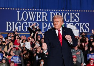 Ρατσισμός, fake news και χορός YMCA: Στην τελευταία του ομιλία ο Τραμπ επιστρέφει στις προεκλογικές του τακτικές