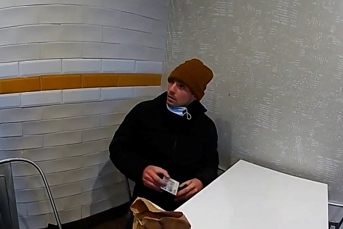 Νέο βίντεο από τη σύλληψη του Λουίτζι Μαντζιόνε: Τι δείχνουν οι κάμερες ένα χρόνο μετά τη δολοφονία του CEO της UnitedHealthcare