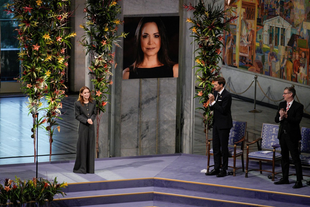 Η κόρη της Ματσάδο παρέλαβε το Νόμπελ κάτω από τη φωτογραφία της μητέρας της (Reuters)