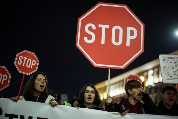 Διαφθορά και δημοκρατική διολίσθηση – Η λαϊκή οργή φουντώνει σε Ανατολική και Κεντρική Ευρώπη