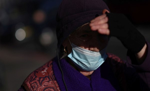 Γρίπη: Επιστρέφουν οι μάσκες στη Βρετανία μετά από ρεκόρ νοσηλειών – Καμπανάκι επιστημόνων