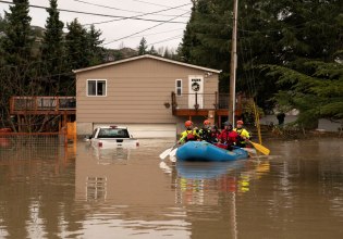 ΗΠΑ: Σφοδρές πλημμύρες πλήττουν την πολιτεία της Ουάσινγκτον – Διασώσεις με βάρκες και ελικόπτερα