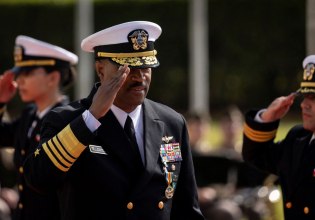 ΗΠΑ – Βενεζουέλα: Αποστρατεύτηκε ο ναύαρχος που έδωσε εντολή για χτύπημα σε επιζώντες