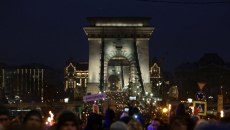 Δεκάδες χιλιάδες διαδηλώνουν στη Βουδαπέστη για φερόμενη κακοποίηση παιδιών σε κρατικά ιδρύματα της Ουγγαρίας