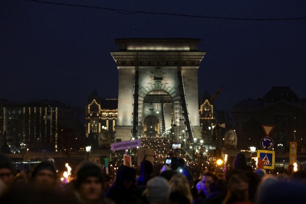Δεκάδες χιλιάδες διαδηλώνουν στη Βουδαπέστη για φερόμενη κακοποίηση παιδιών σε κρατικά ιδρύματα της Ουγγαρίας