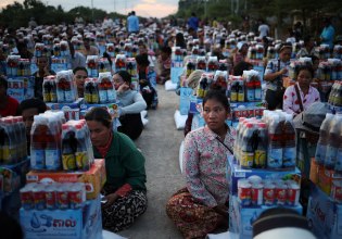 Η Ταϊλάνδη κηρύσσει απαγόρευση κυκλοφορίας κατά μήκος της ακτής, καθώς οι συγκρούσεις με την Καμπότζη εξαπλώνονται