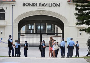 Βίντεο δείχνει μία ακόμα ηρωική σκηνή από το μακελειό στην παραλία Μποντάι – Άντρας κλοτσά το όπλο του δράστη