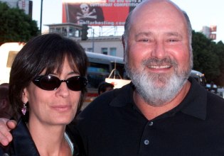 Έρευνες, φήμες και ο τελευταίος άνθρωπος που μίλησε μαζί του: Όλα όσα ξέρουμε έως τώρα για τη δολοφονία του Ρομπ Ράινερ