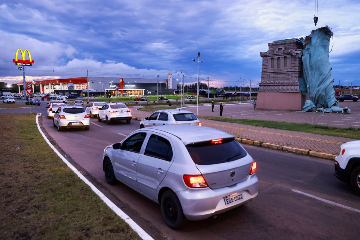 Το Άγαλμα της Ελευθερίας έπεσε εξαιτίας μεγάλων ανέμων – Όχι όμως αυτό που νομίζετε