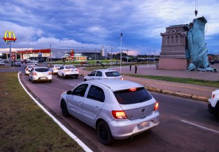 Το Άγαλμα της Ελευθερίας έπεσε εξαιτίας μεγάλων ανέμων – Όχι όμως αυτό που νομίζετε