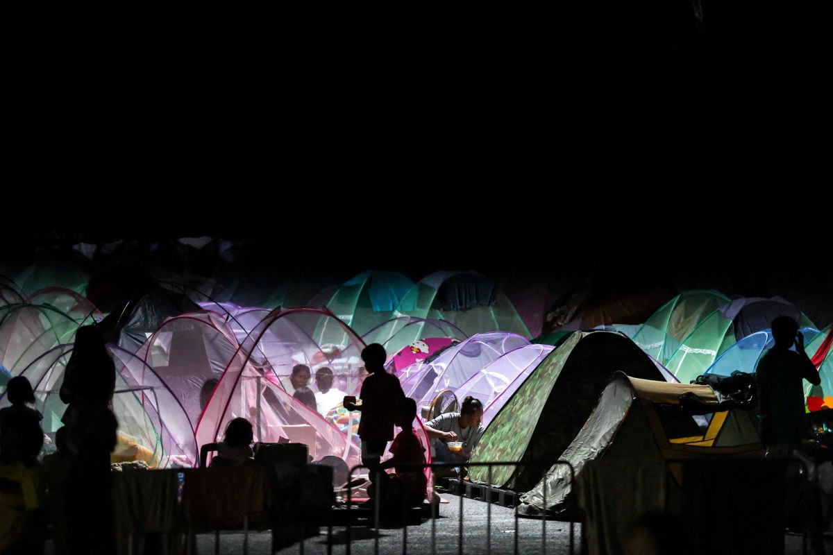 Η Καμπότζη κατηγορεί την Ταϊλάνδη ότι βομβάρδισε τη μεθοριακή πόλη Ποϊπέτ – Εμπόδια στις διπλωματικές προσπάθειες