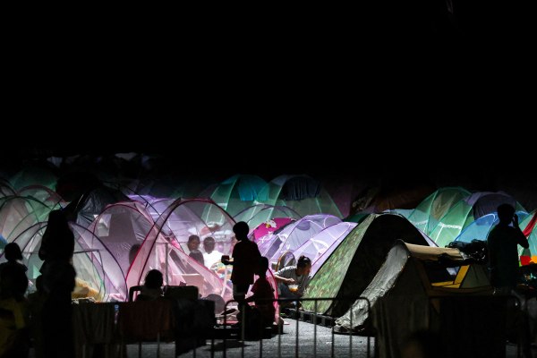 Η Καμπότζη κατηγορεί την Ταϊλάνδη ότι βομβάρδισε τη μεθοριακή πόλη Ποϊπέτ – Εμπόδια στις διπλωματικές προσπάθειες