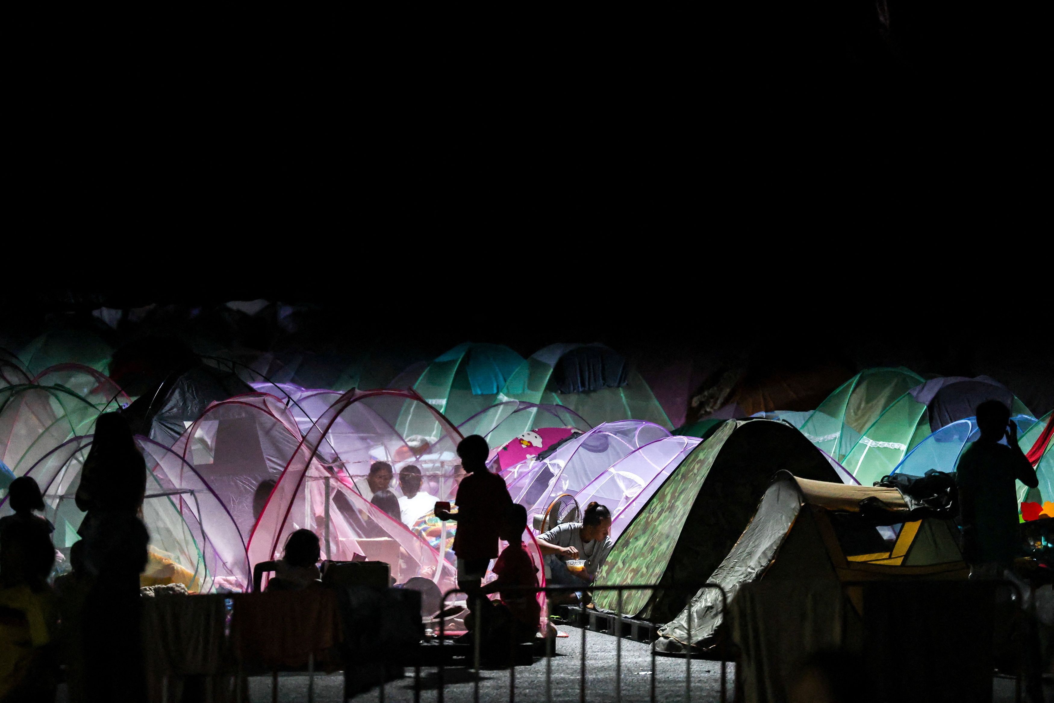 Η Καμπότζη κατηγορεί την Ταϊλάνδη ότι βομβάρδισε τη μεθοριακή πόλη Ποϊπέτ – Εμπόδια στις διπλωματικές προσπάθειες