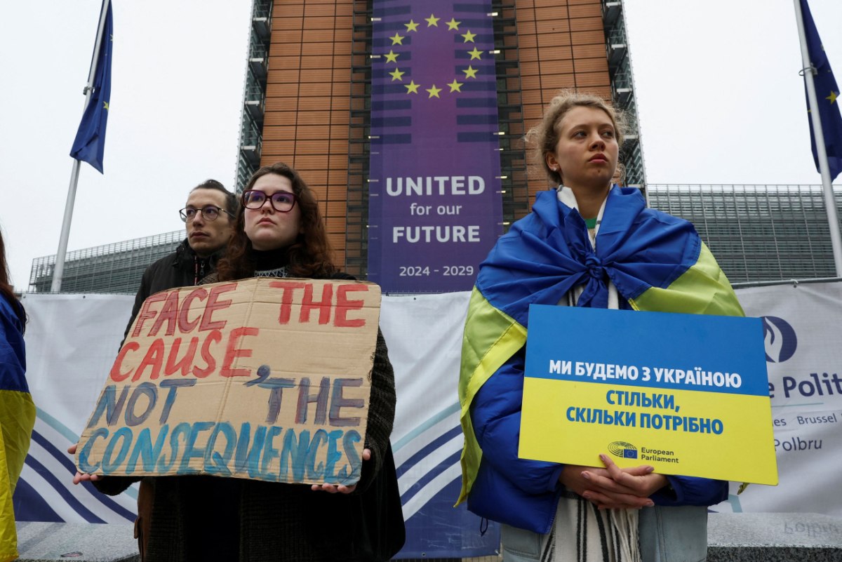 Διαδηλωτές έξω από το κτήριο της Κομισιόν ζητούν από την ΕΕ να χρησιμοποιήσει τα παγωμένα ρωσικά κεφάλαια (Reuters)