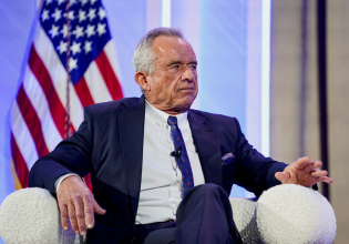 Οι αμερικανοί γιατροί απαντούν με προσφυγή κατά του αντιεμβολιαστή Ρόμπερτ Κένεντι