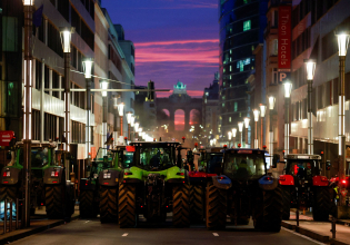Δακρυγόνα κατά των αγροτών στο κέντρο των Βρυξελλών: Διαμαρτύρονται με τρακτέρ απ’όλη την ΕΕ