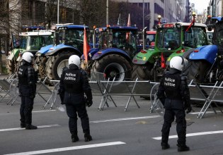 Βρυξέλλες: Δακρυγόνα κατά των αγροτών στο κέντρο της πόλης – Διαμαρτύρονται με τρακτέρ απ’όλη την ΕΕ