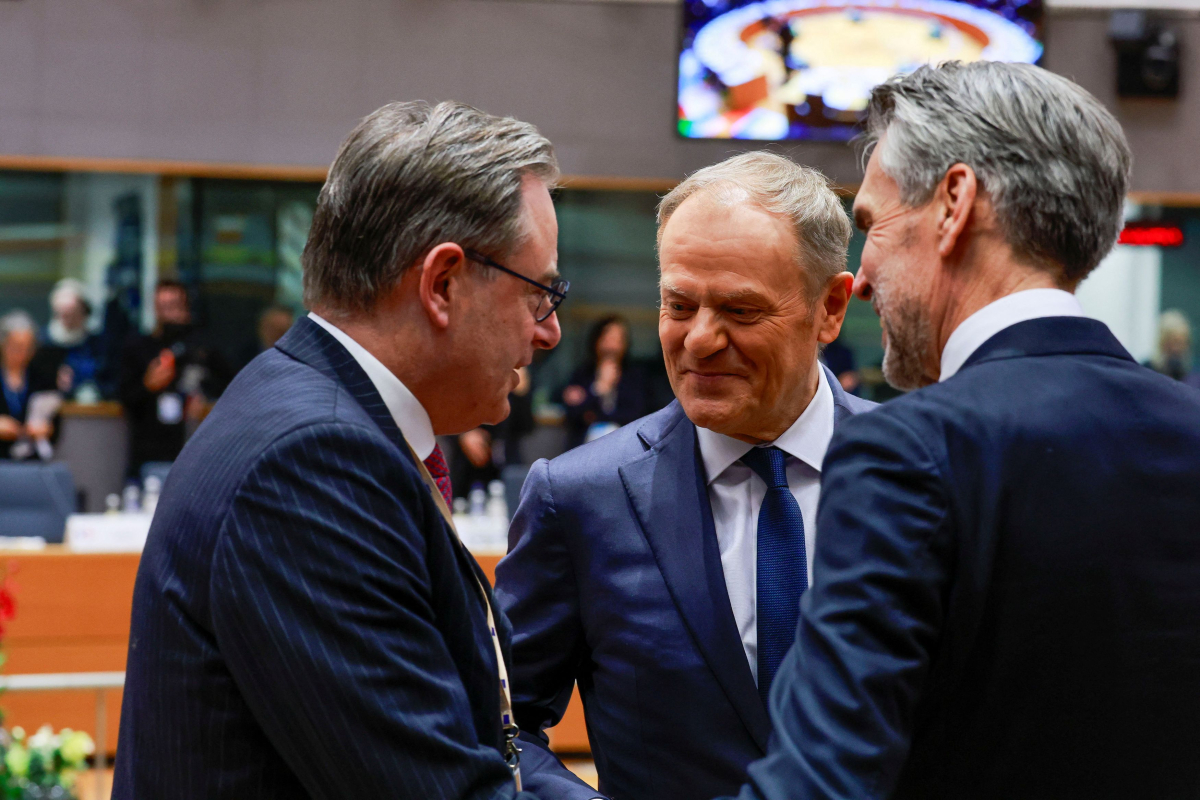 O βέλγος πρωθυπουργός Ντε Βέβερ (Α) συζητά με τους ομολόγους του της Πολωνίας και της Δανίας στη σύνοδο κορυφής της Πέμπτης (Reuters)