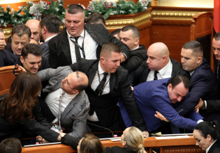 Αλβανία: Ένταση στο κοινοβούλιο – Πέταξαν νερά, άναψαν φωτοβολίδες προτού επέμβει η αστυνομία