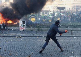 Πεδίο μάχης οι Βρυξέλλες – Οι αγρότες στους δρόμους – Επεισόδια, φωτιές και δακρυγόνα