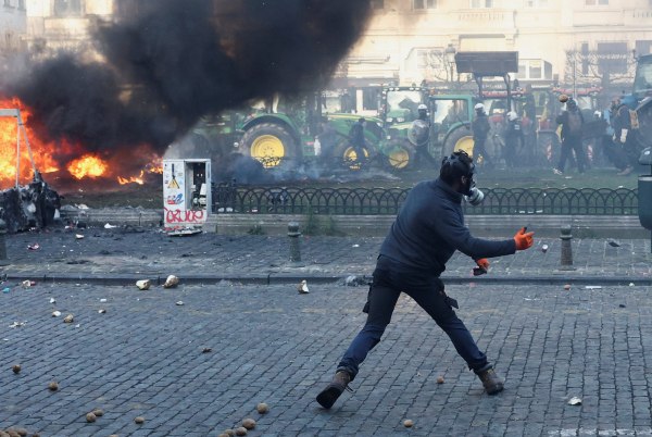 Πεδίο μάχης οι Βρυξέλλες – Οι αγρότες στους δρόμους – Επεισόδια, φωτιές και δακρυγόνα