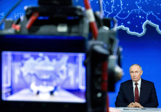 «Πού βρίσκεται η ψυχή του Στάλιν;» – Μηνύματα τρολ εμφανίστηκαν στην οθόνη κατά τη διάρκεια της ομιλίας του Πούτιν